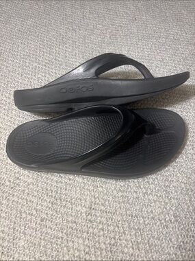 OOFOS Black Recovery Flip-Flop Sandals W8